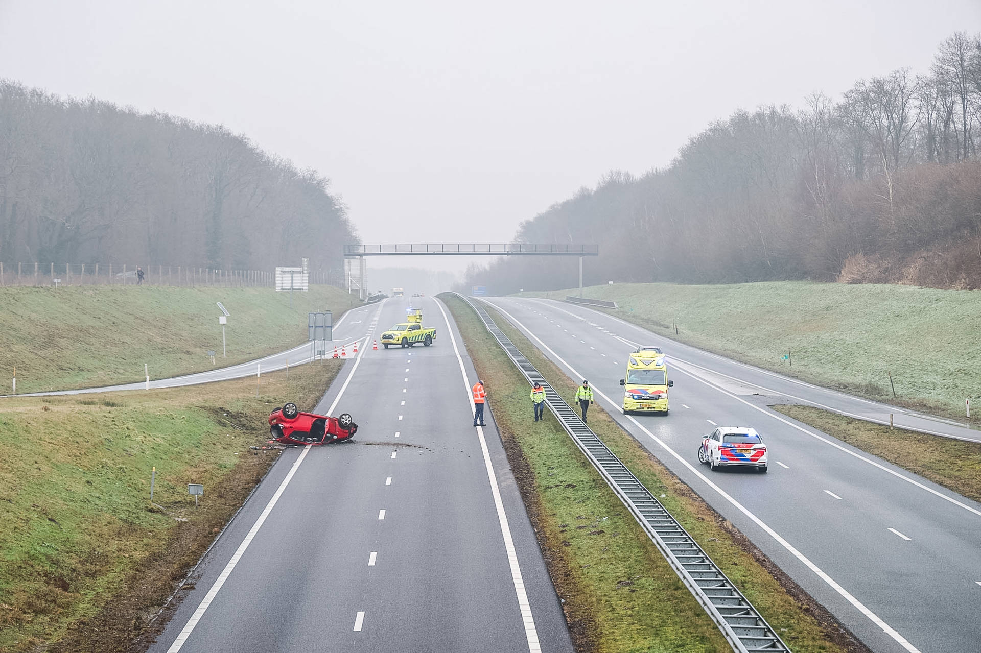 Auto slaat over de kop bij ongeval