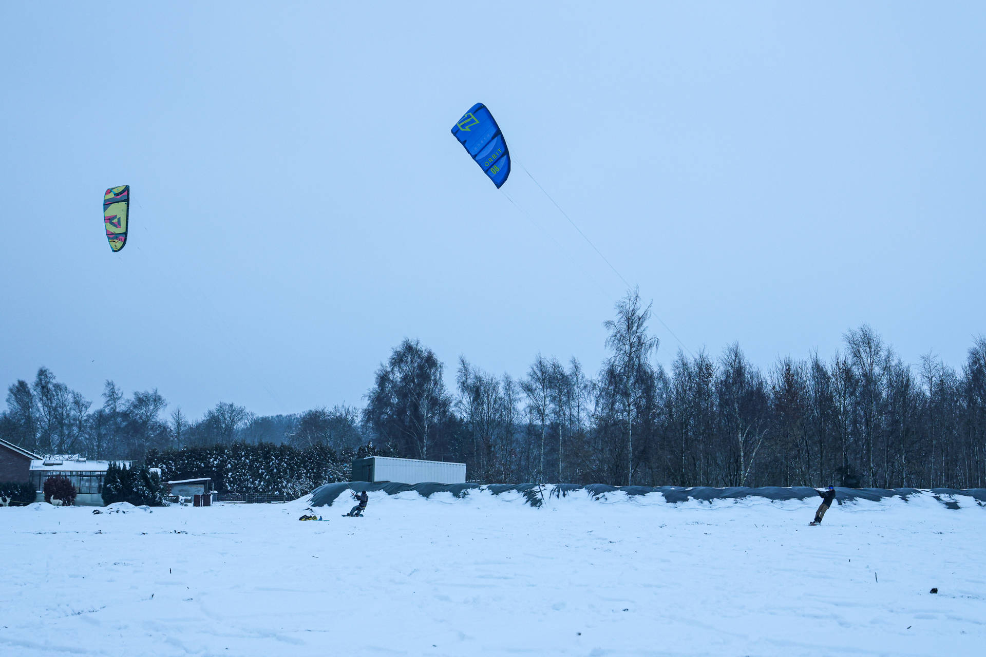 Kitesurfers zorgen voor spektakel in besneeuwd weiland