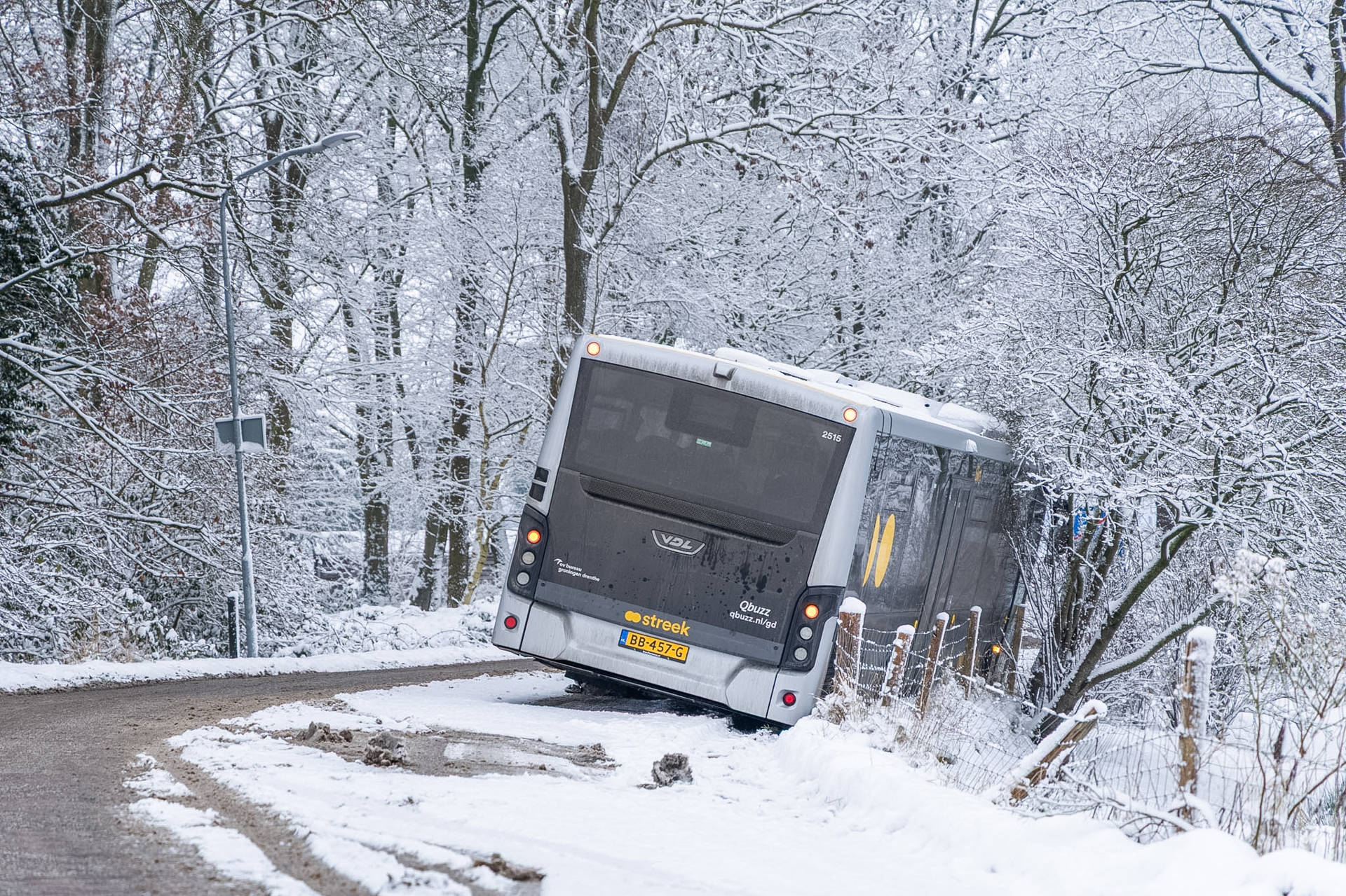 Bus raakt door gladheid van de weg, passagiers verlaten bus via raam