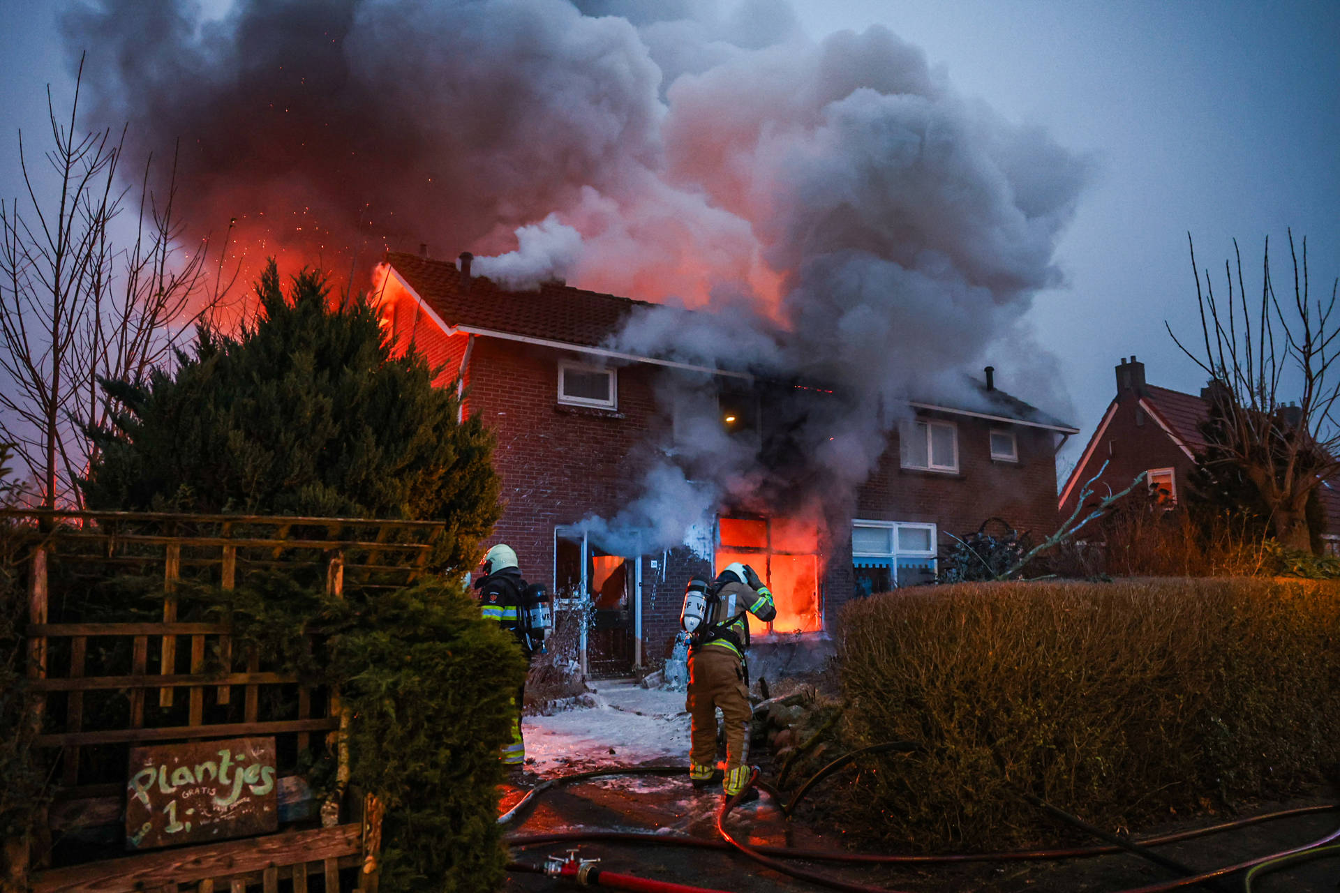 Woning volledig verwoest door uitslaande brand