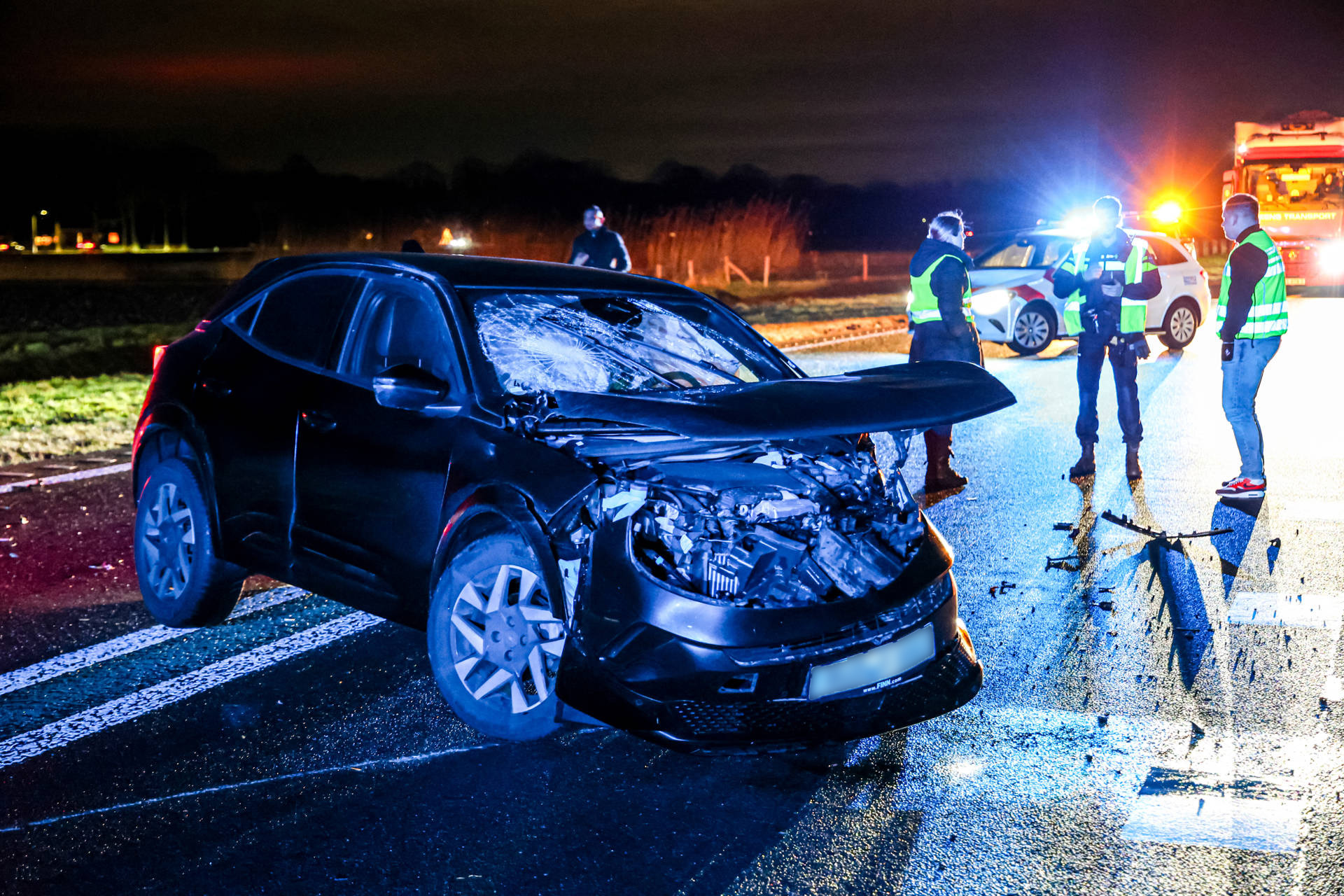 Frontale botsing tussen twee auto’s veroorzaakt forse verkeershinder