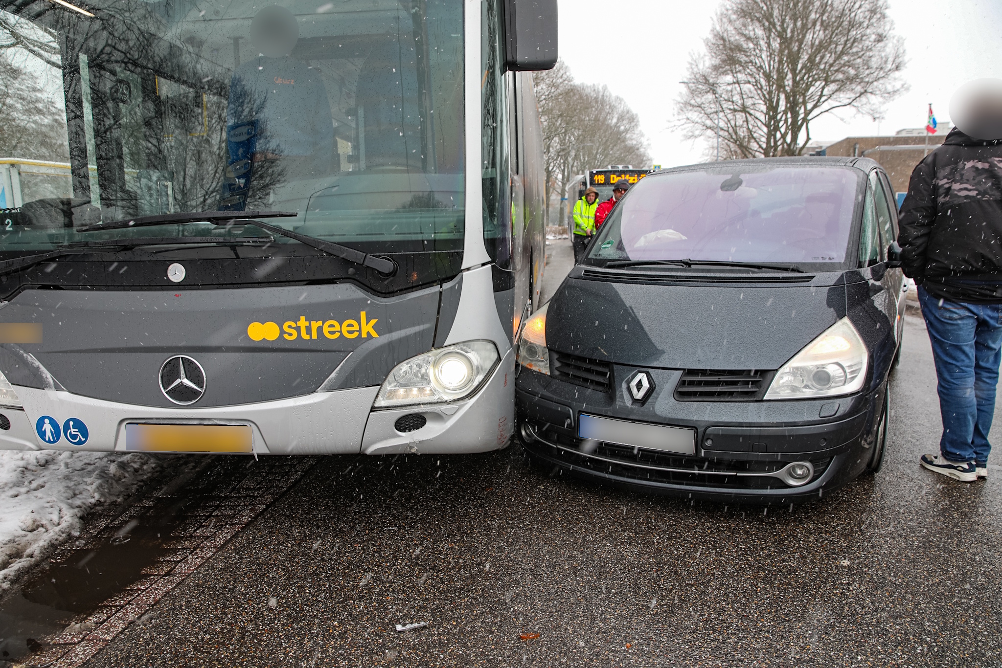 Ongeval tussen personenauto en lijnbus