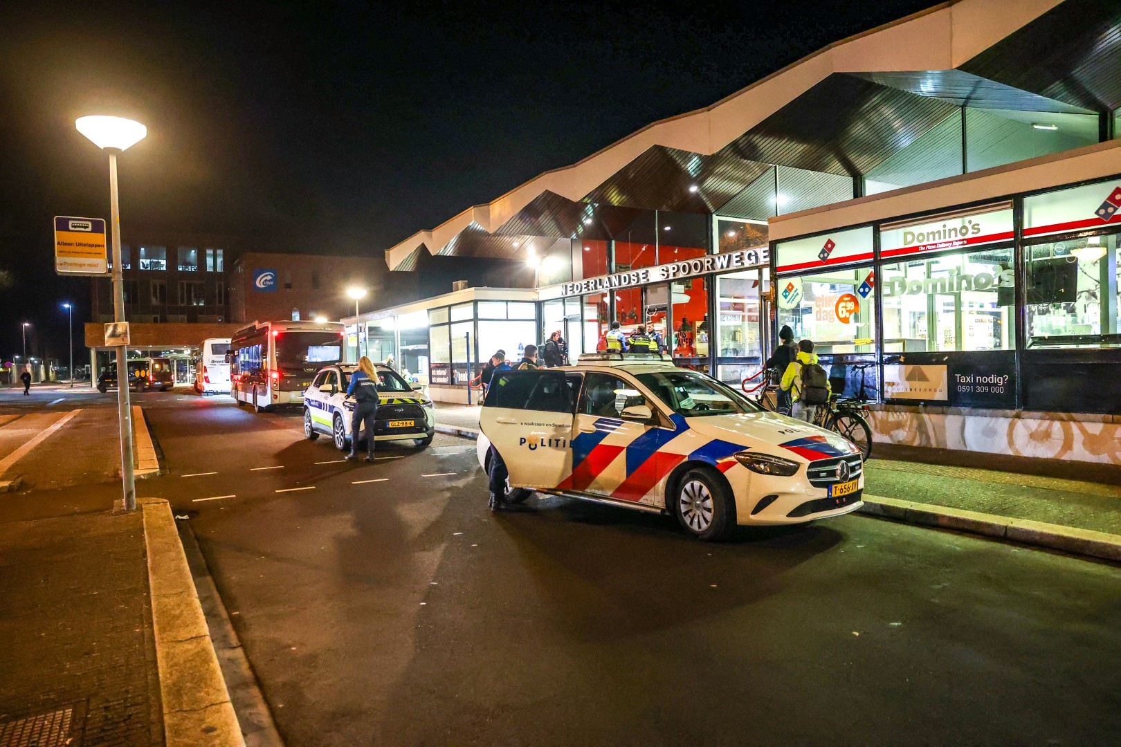 Dronken man richt vernielingen aan op station