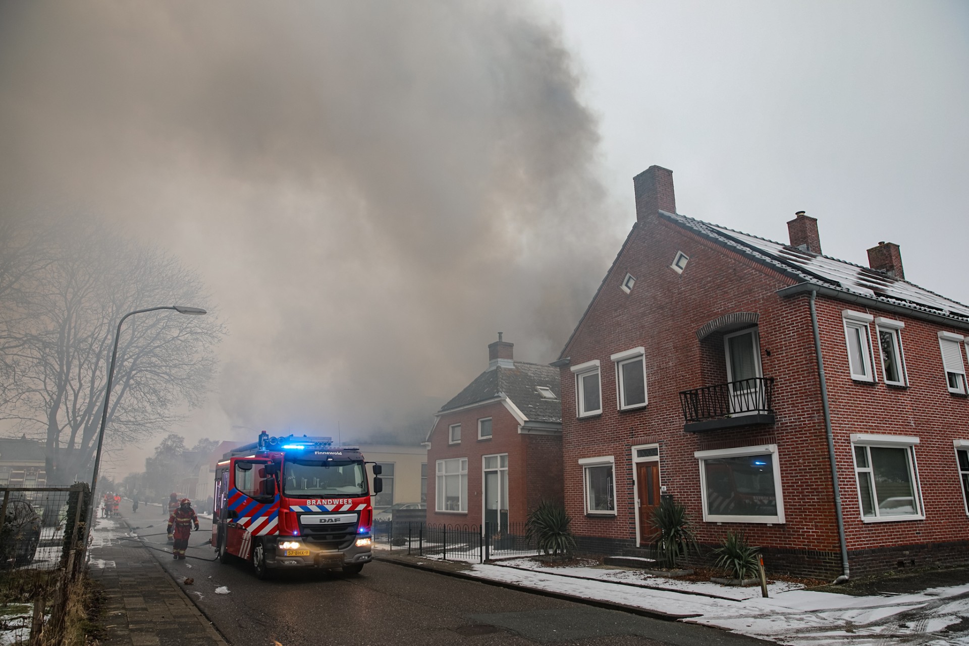 Forse rookwolken bij woningbrand, NL-Alert verstuurd