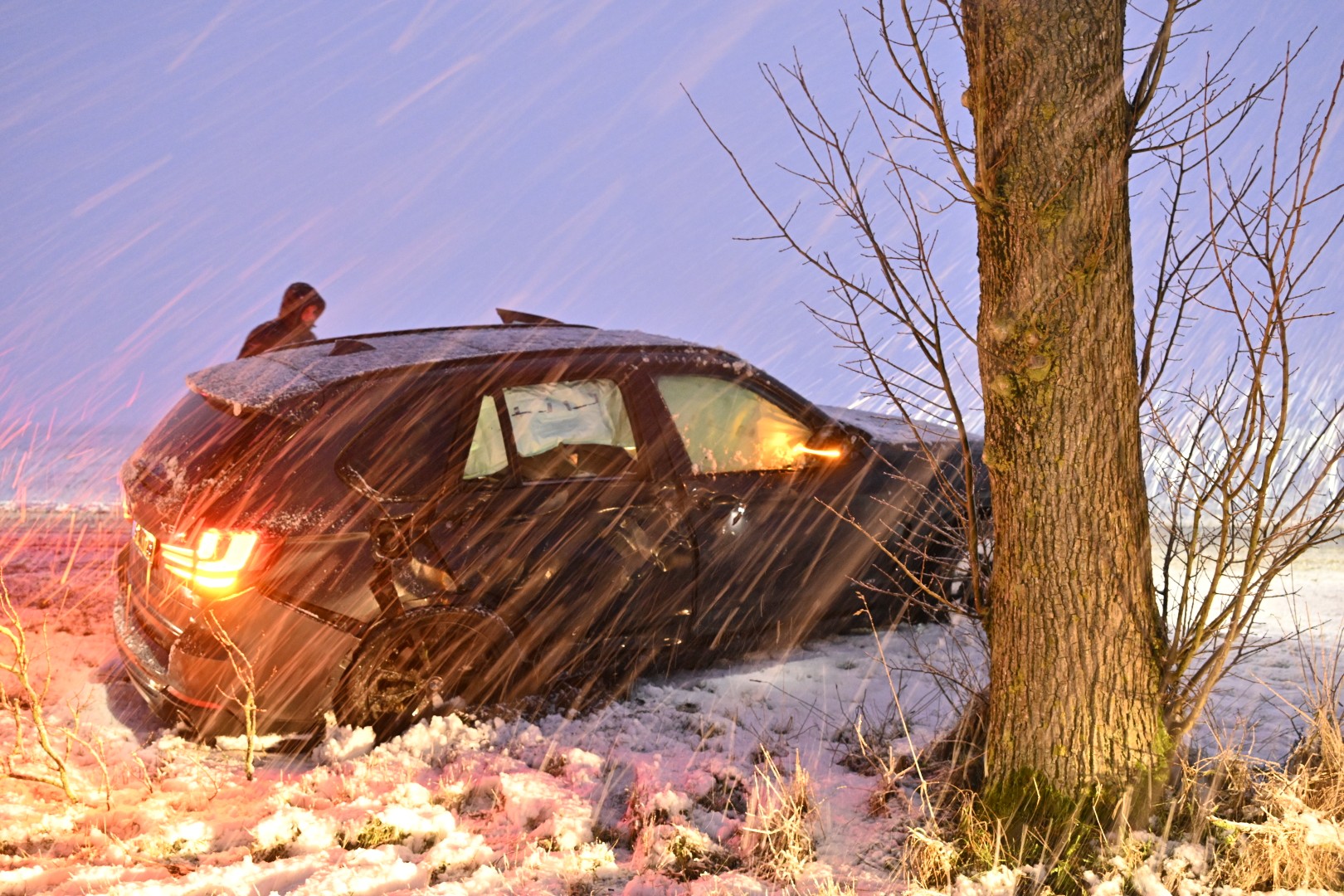 Ongeval tijdens sneeuwval: Auto loopt schade op