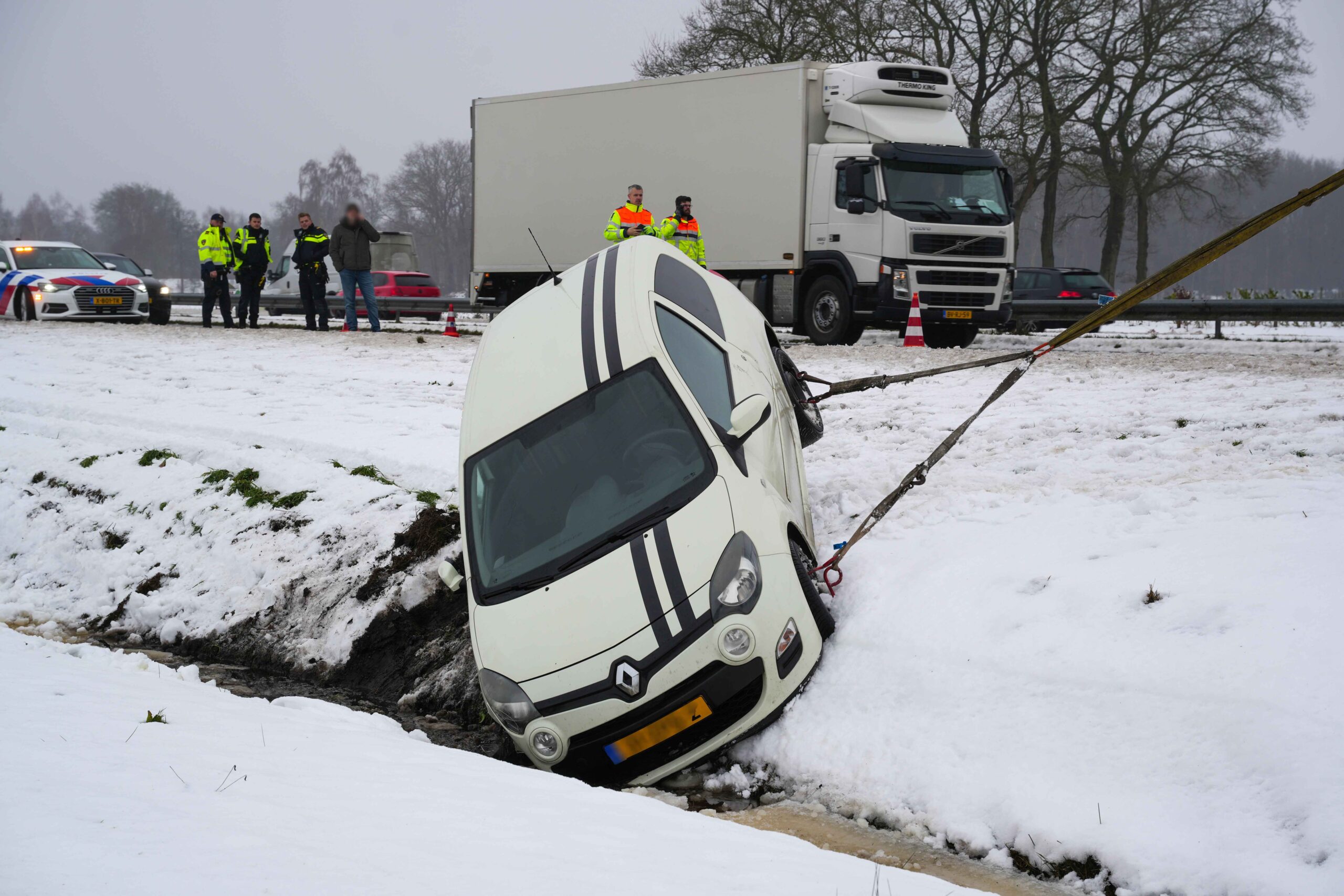Auto belandt in sloot naast snelweg