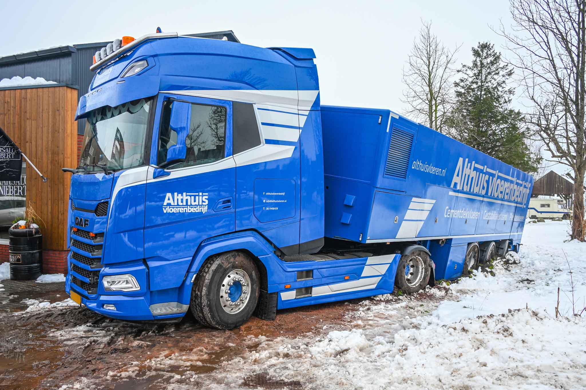 Vrachtwagen glijdt van de weg bij achteruitrijden