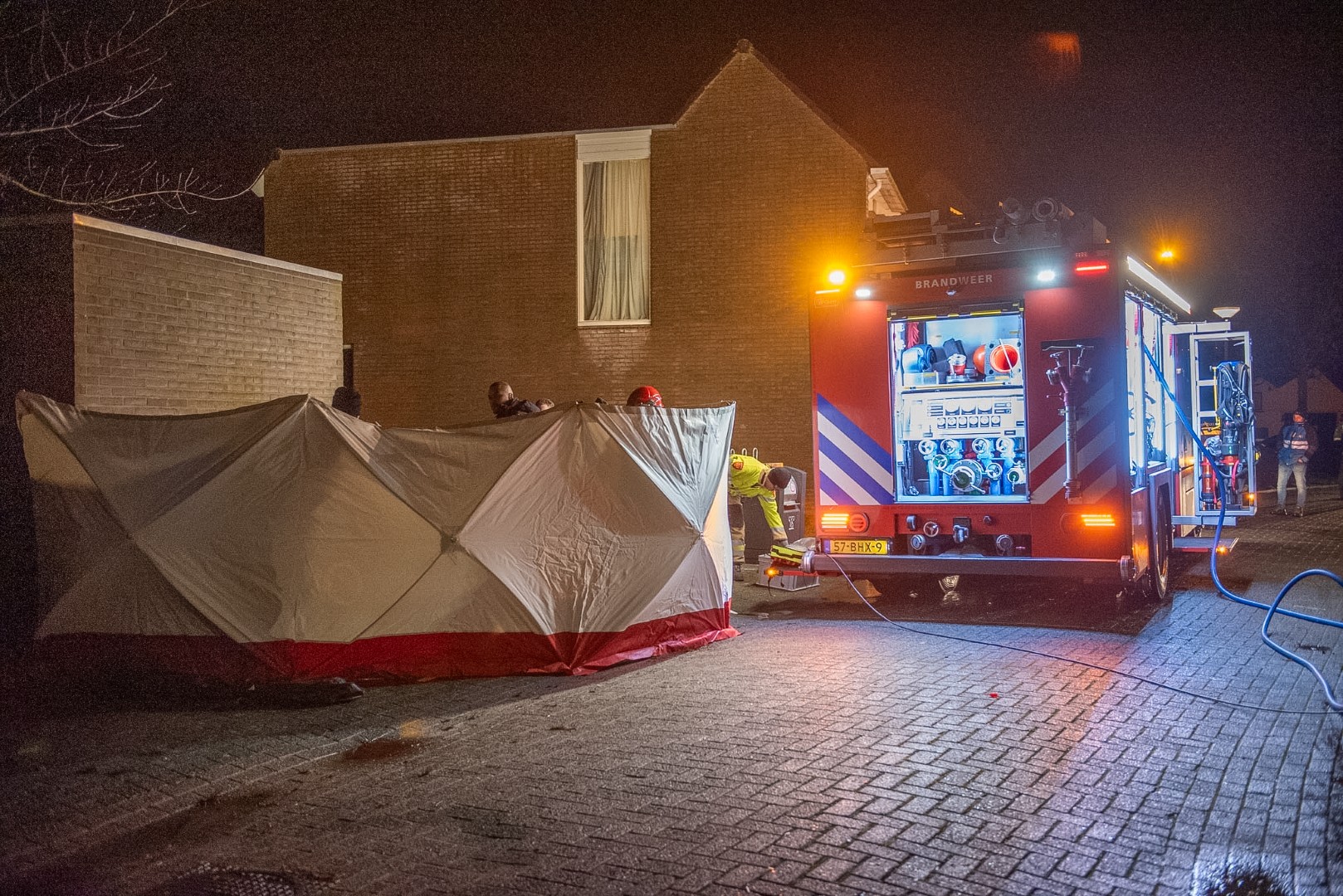 Brandweer redt slapende bewoner bij woningbrand