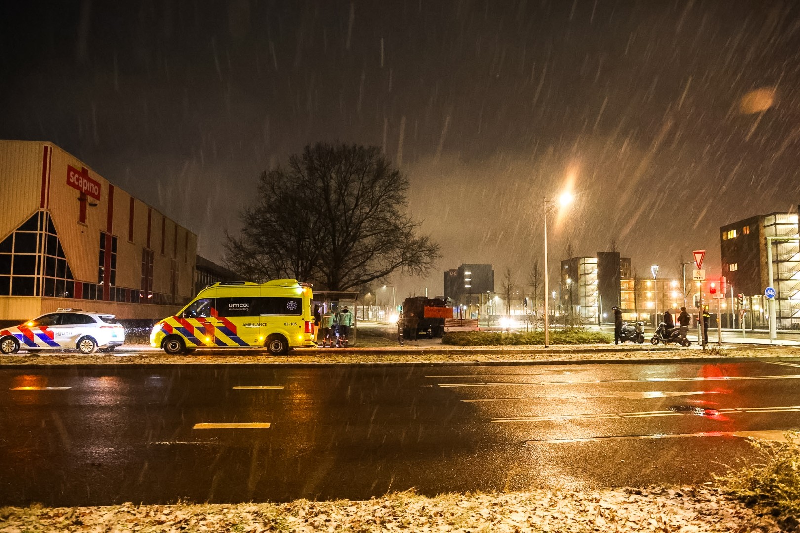 Meerdere scooterrijders onderuit door glad fietspad