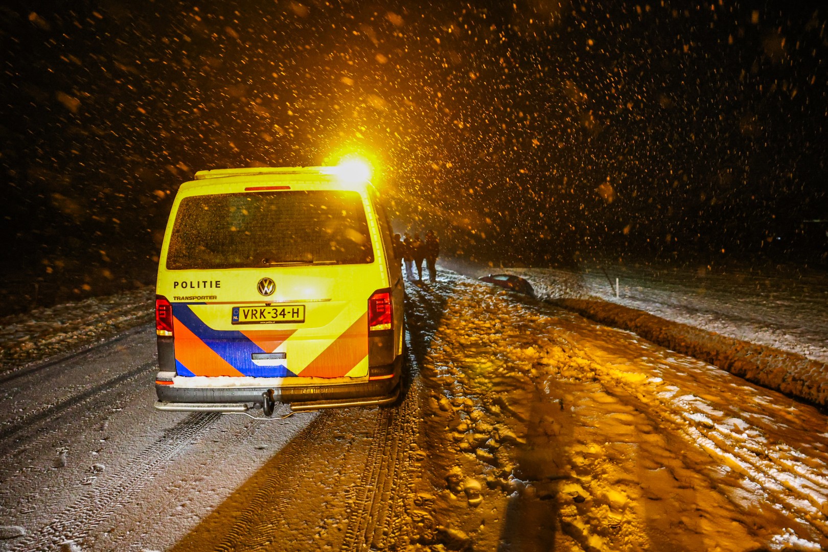 Auto door gladheid in sloot, brandweer helpt bestuurster uit voertuig