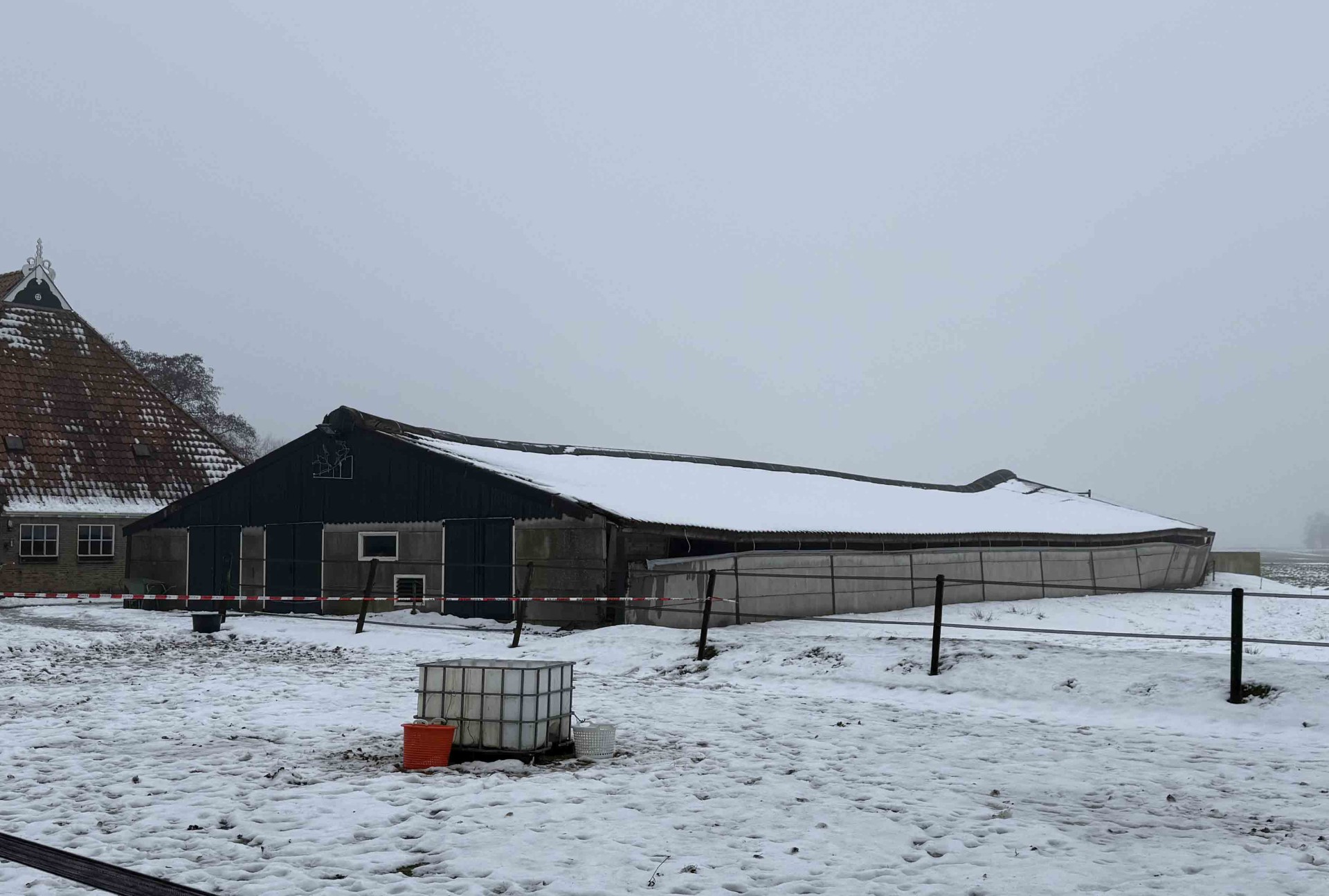 Dak deels ingezakt door sneeuw