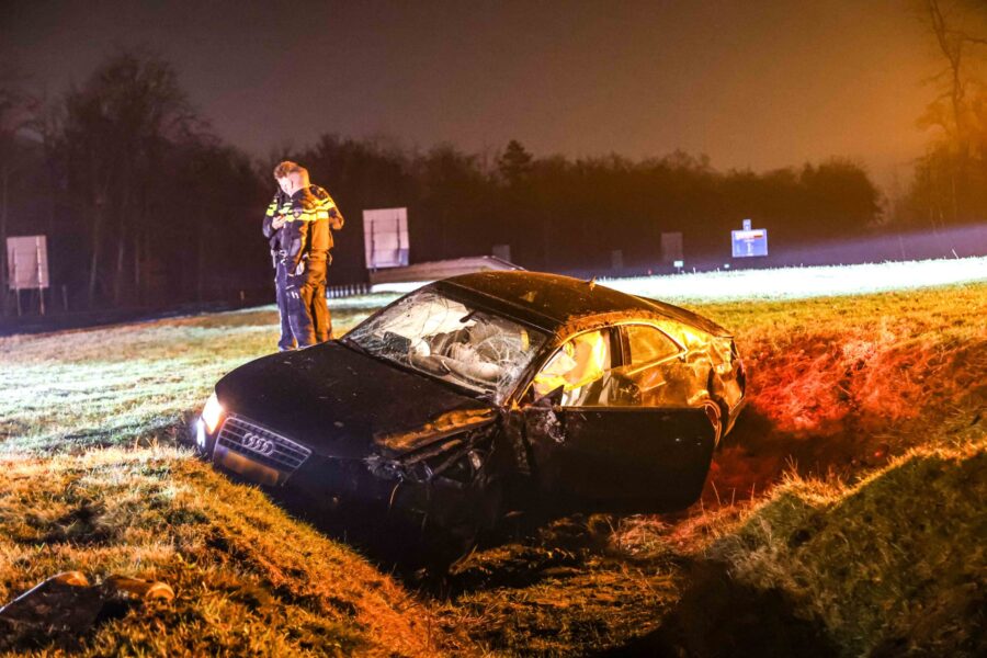 Auto slaat over de kop en belandt in greppel