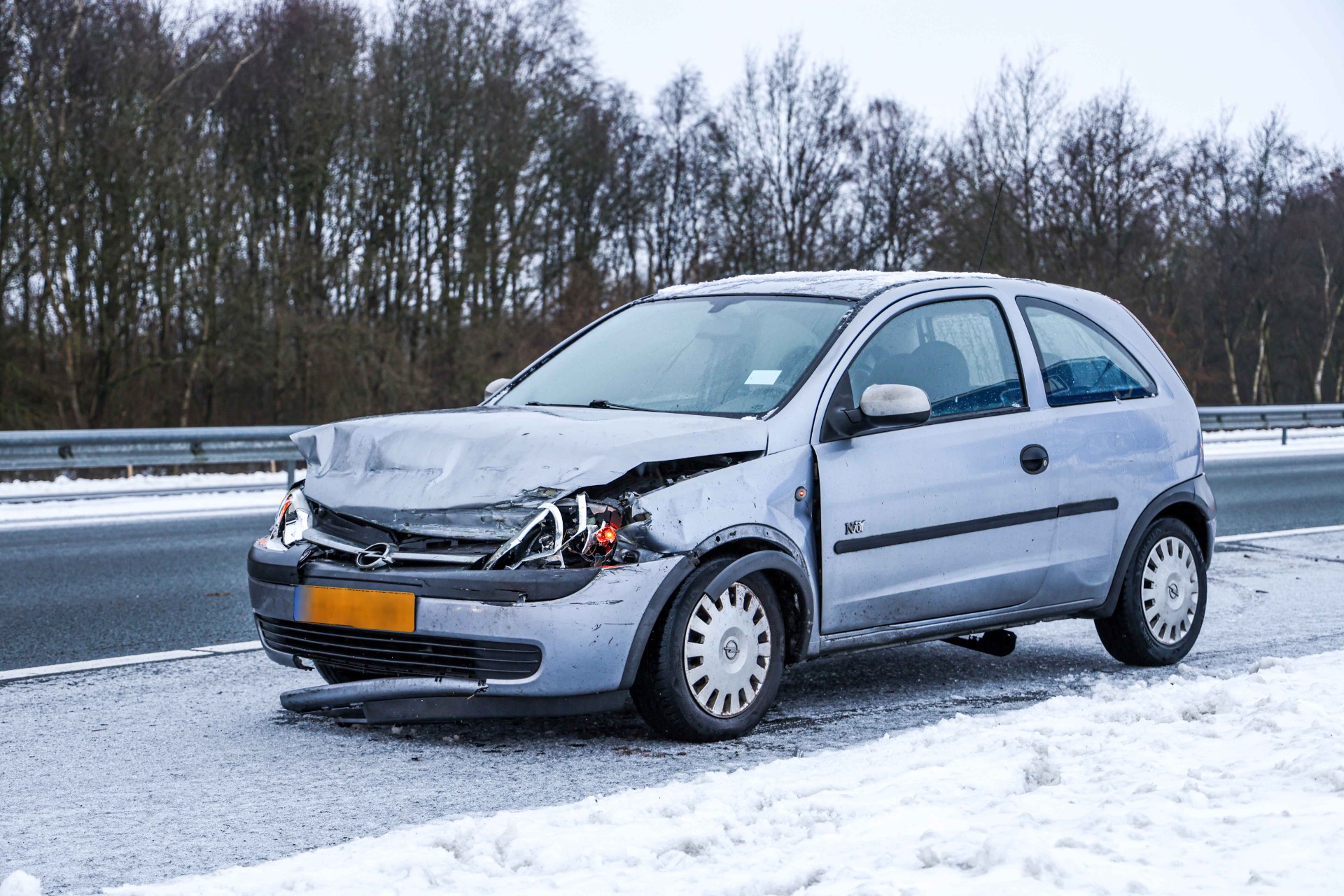 Auto botst op vangrail door ijzel op snelweg