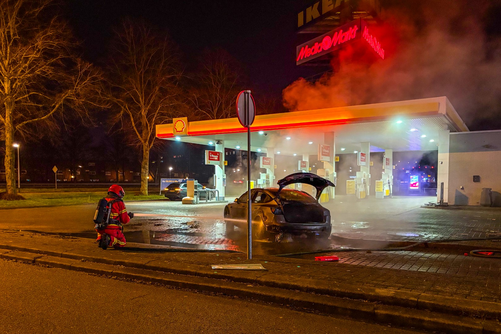 Tesla na brand drie dagen in dompelbak vanwege accugevaar