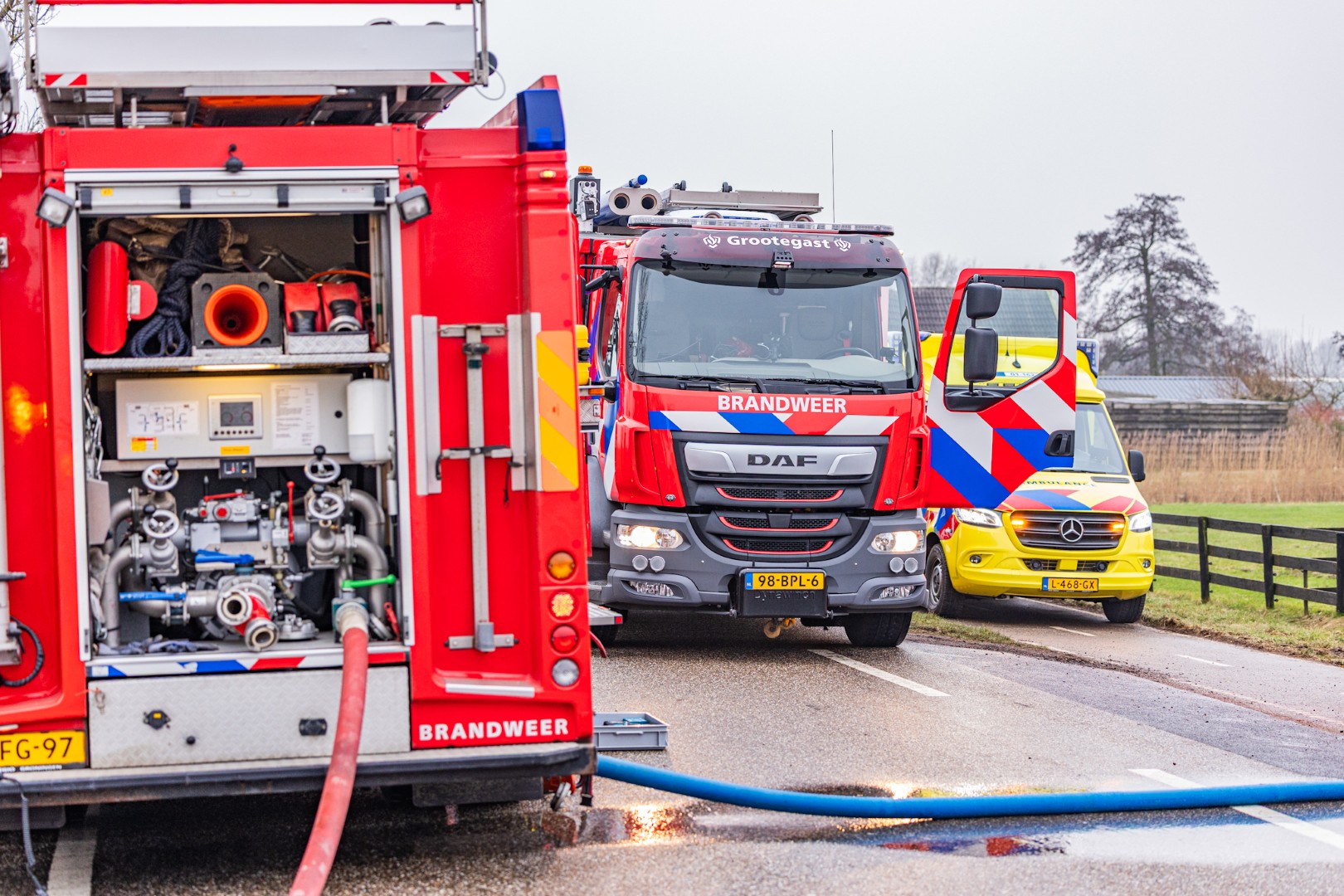 Brandweer schaalt op naar middel brand bij uitslaande schuurbrand