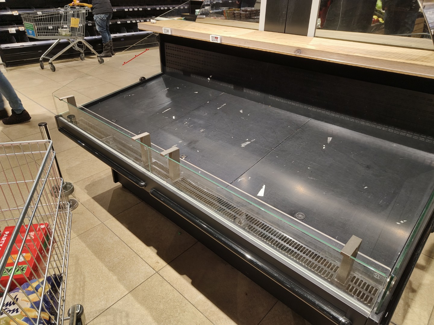 Topdrukte en lege schappen bij supermarkten, mensen slaan massaal boodschappen in