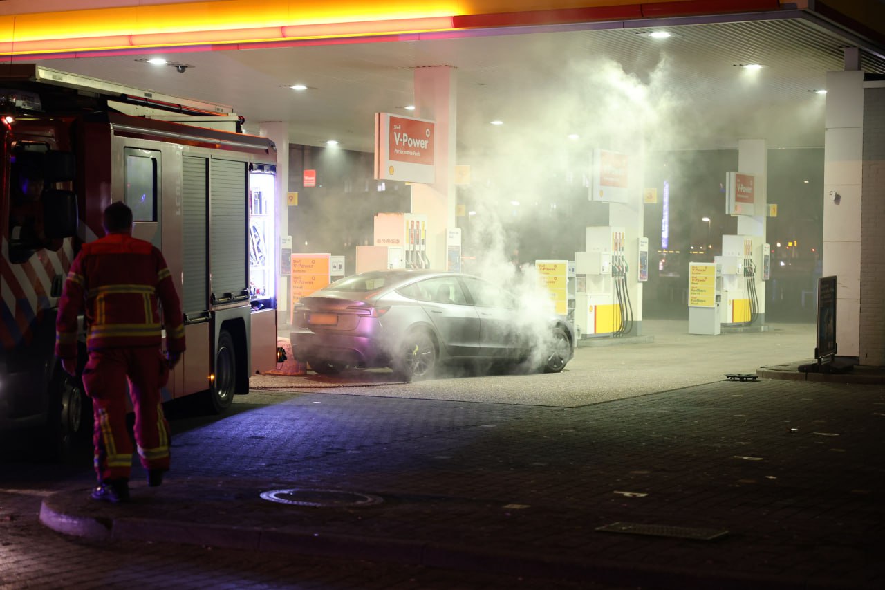 Tesla in brand bij tankstation