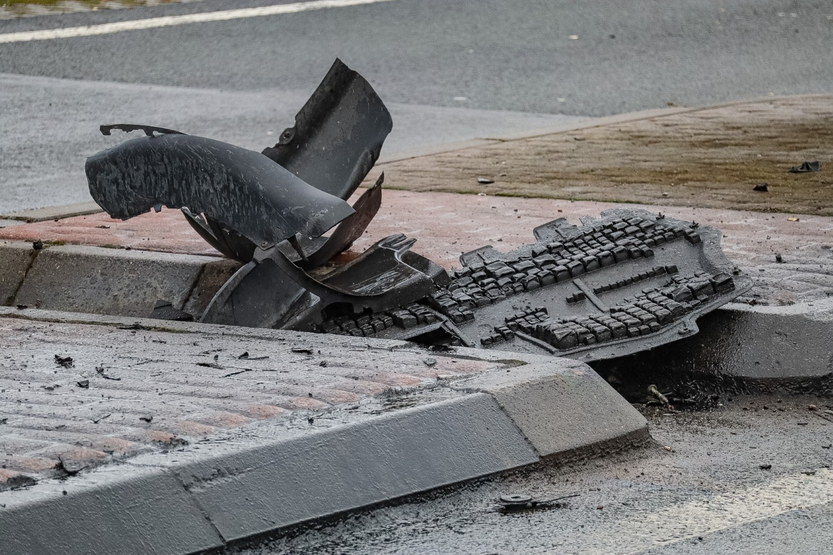 Auto zwaar beschadigd na botsing op rotonde, weg tijdelijk dicht