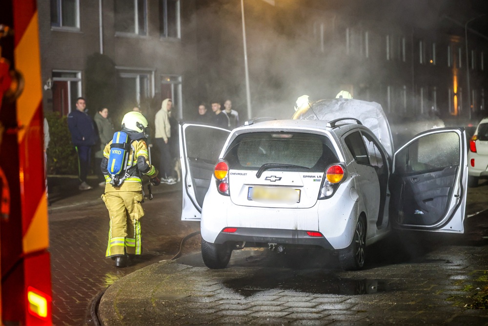 Geparkeerde auto vliegt in brand
