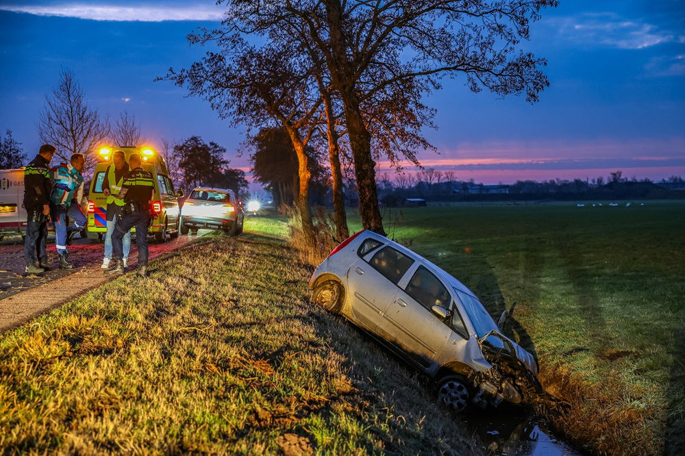 Auto raakt van de weg en belandt in sloot