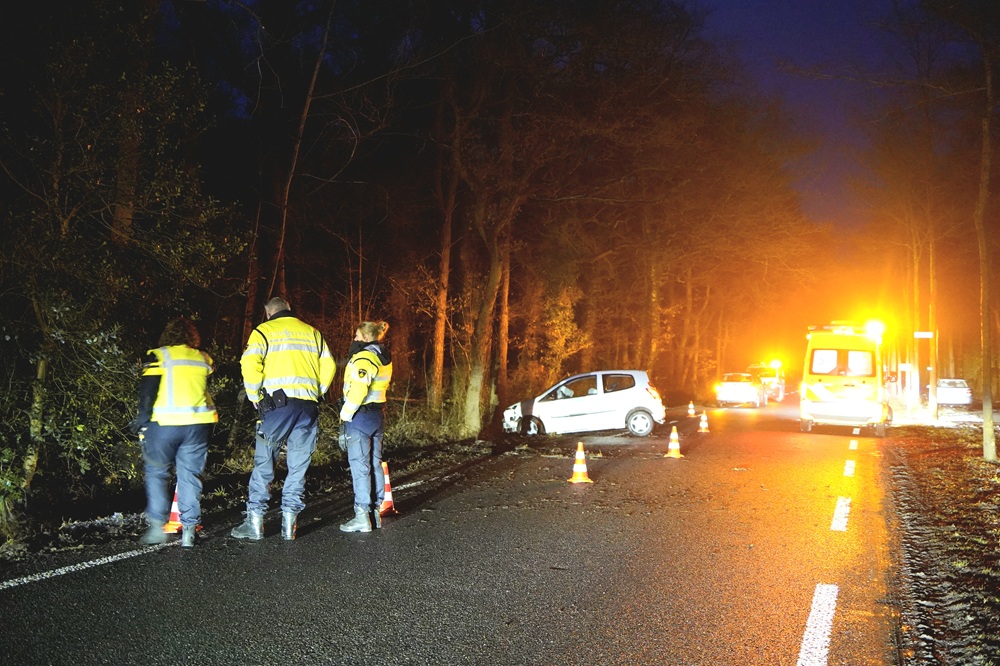 Auto raakt van de weg, bestuurder gewond