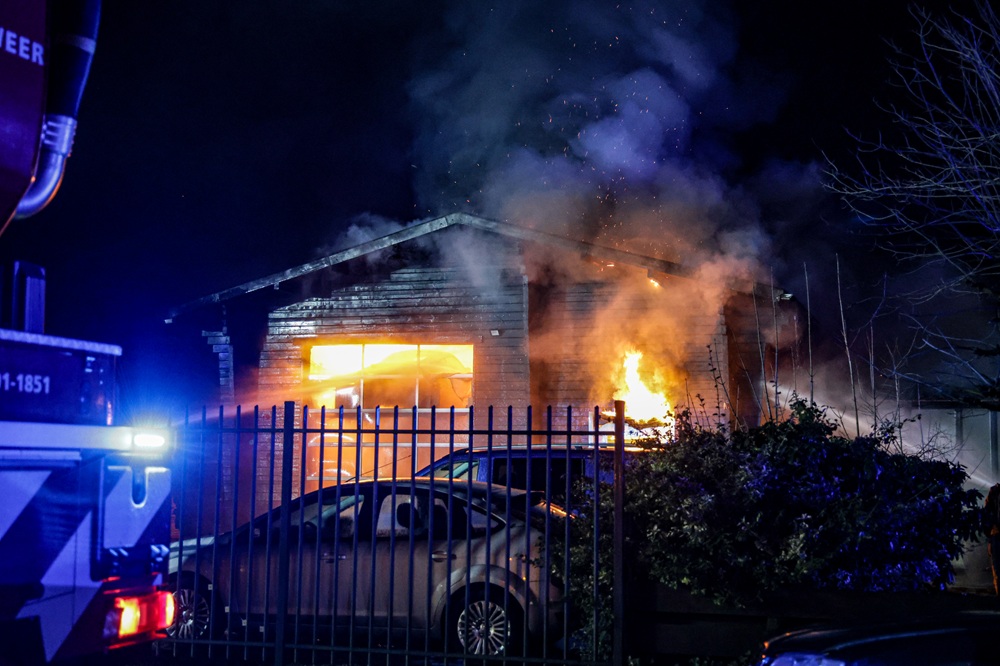 Uitslaande brand verwoest loods van autobedrijf