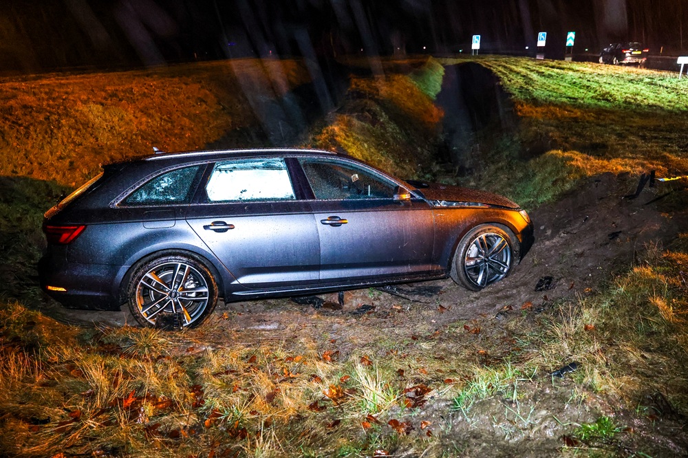 Automobilist verliest macht over stuur en crasht in greppel