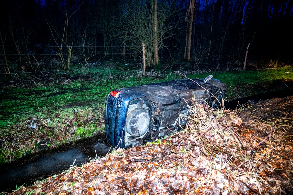 Hulpdiensten opnieuw opgeroepen, voertuig al vier dagen in sloot