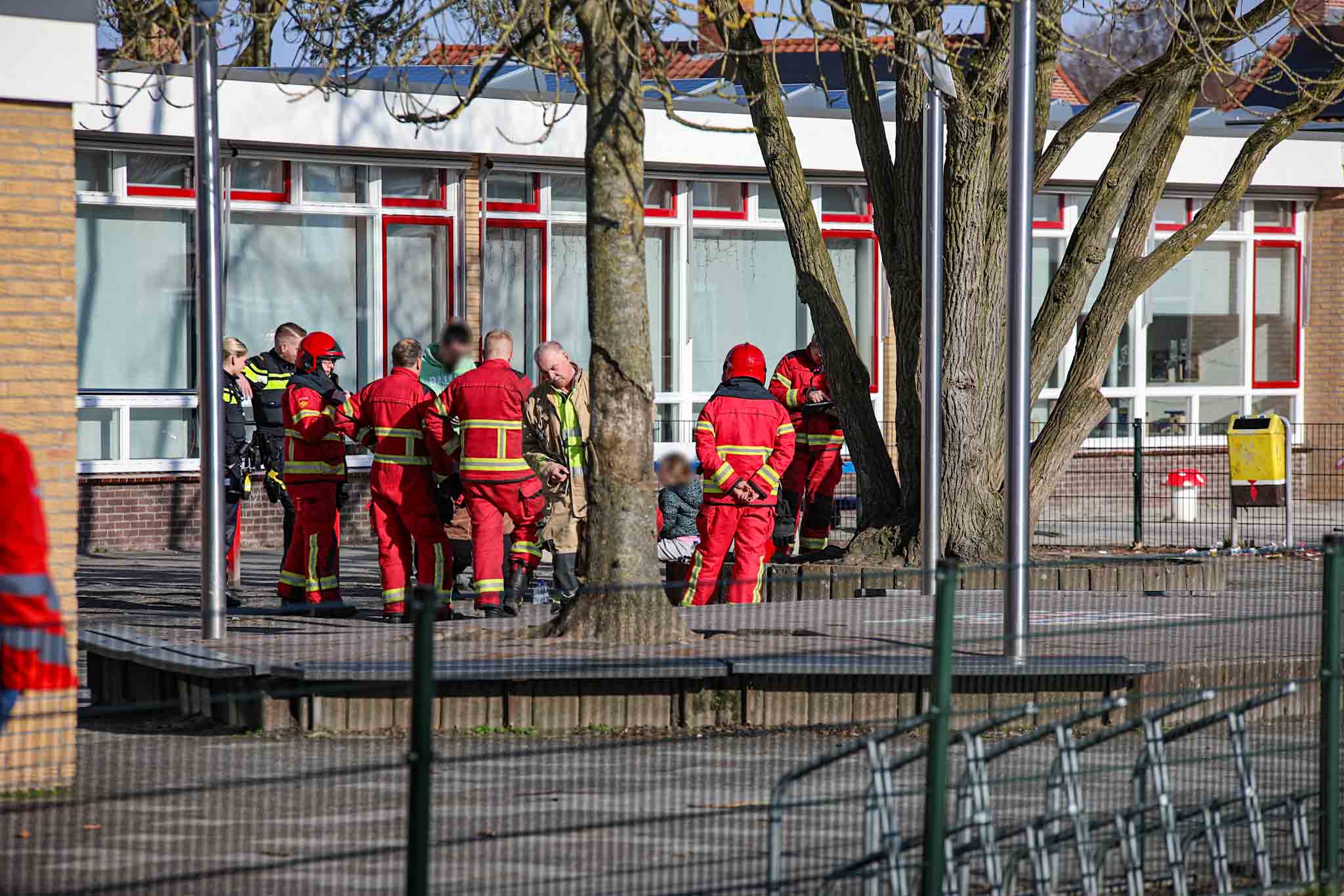 Kind snel bevrijd na vastzitten in boom