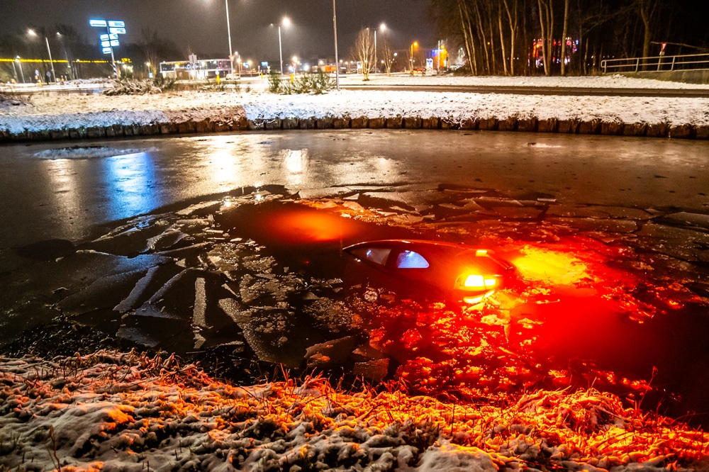 Auto belandt in Beilervaart door gladheid