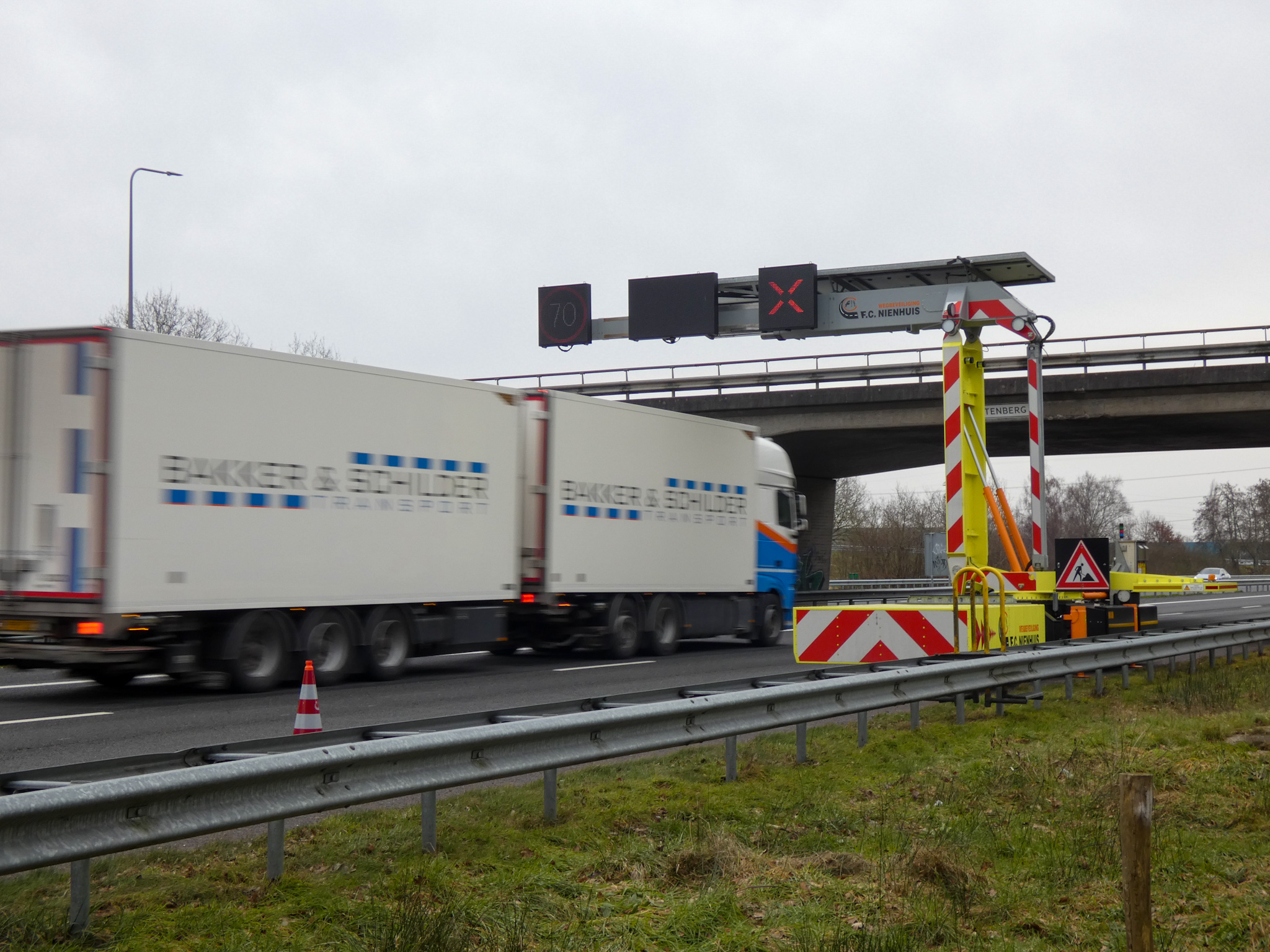 Rijstrook dicht door ijsvorming op snelweg