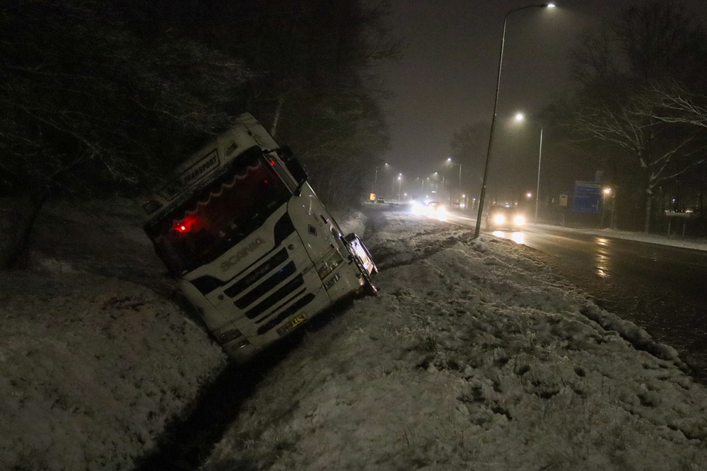 Vrachtwagen in greppel door gladheid