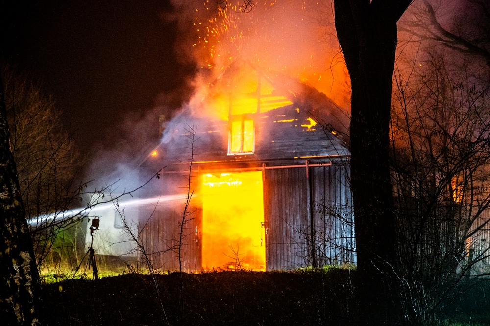 UPDATE: Uitslaande brand legt grote schuur in de as