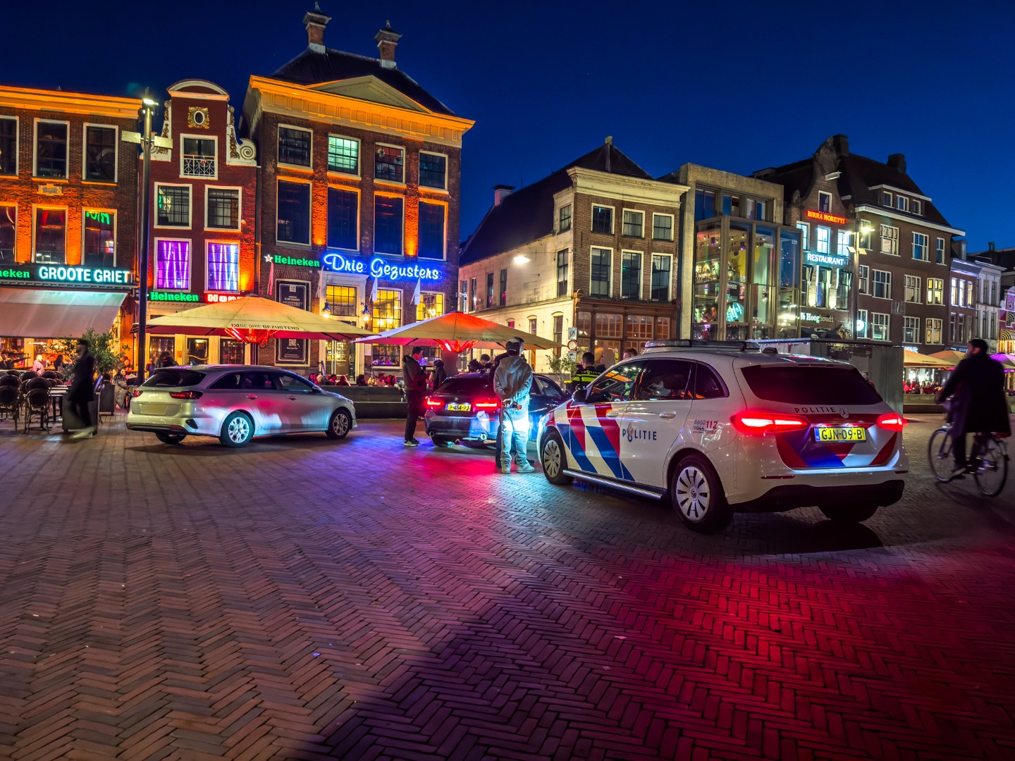 Politie houdt meerdere personen staande, optreden trekt veel publiek