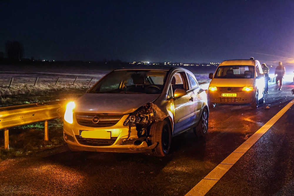 Snelweg dicht na ongeval met drie voertuigen