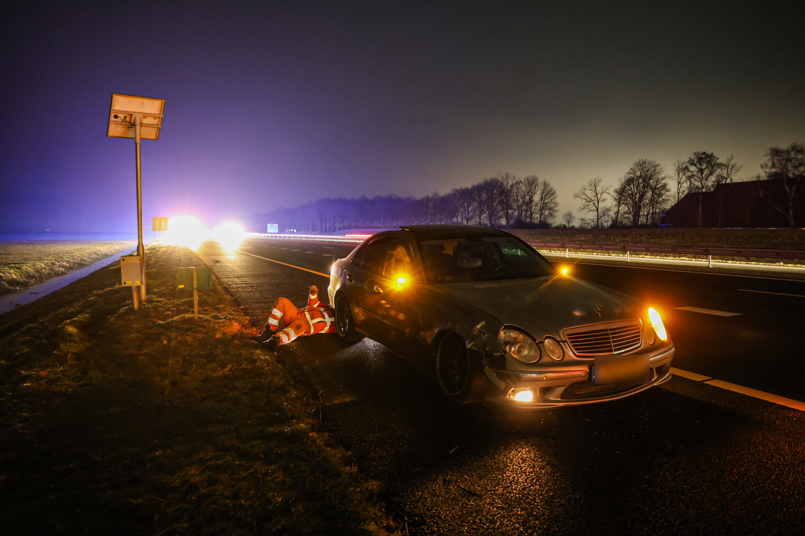 Twee auto’s botsen op snelweg