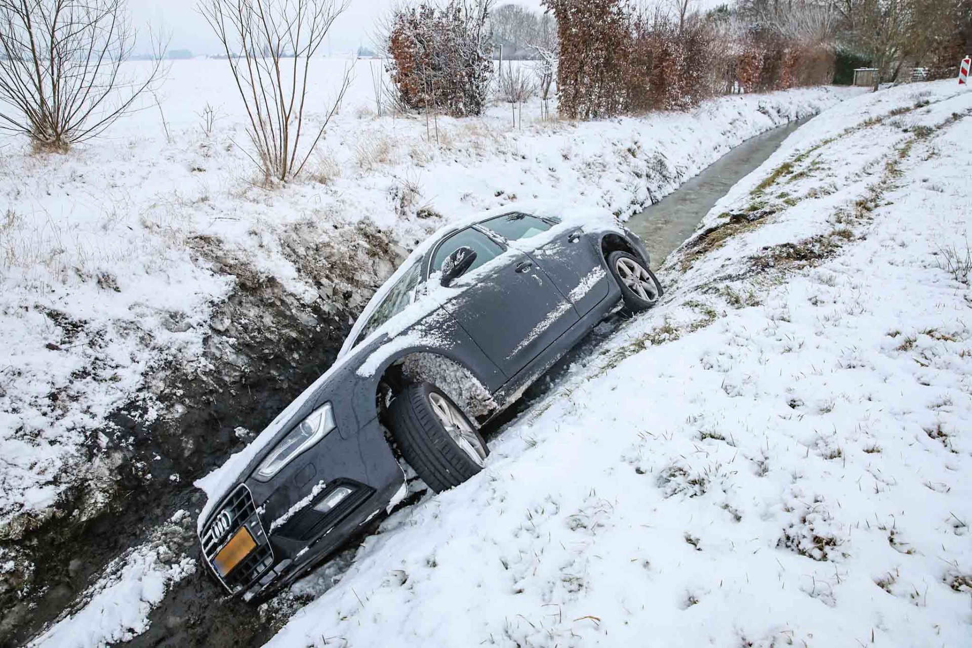 Auto glijdt van de weg door gladheid