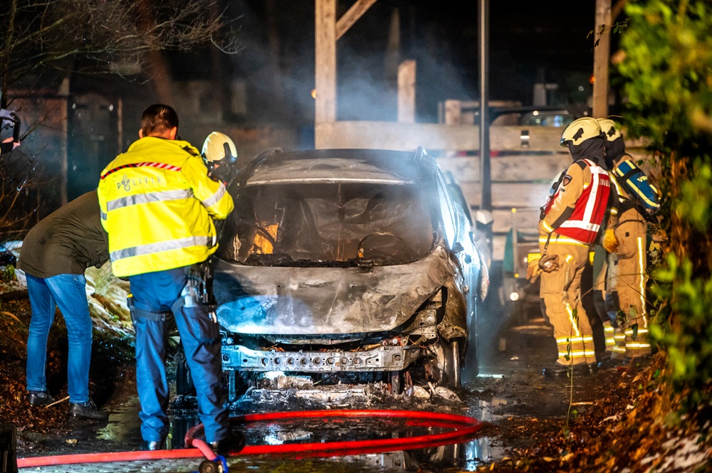 Auto uitgebrand op oprit van woning