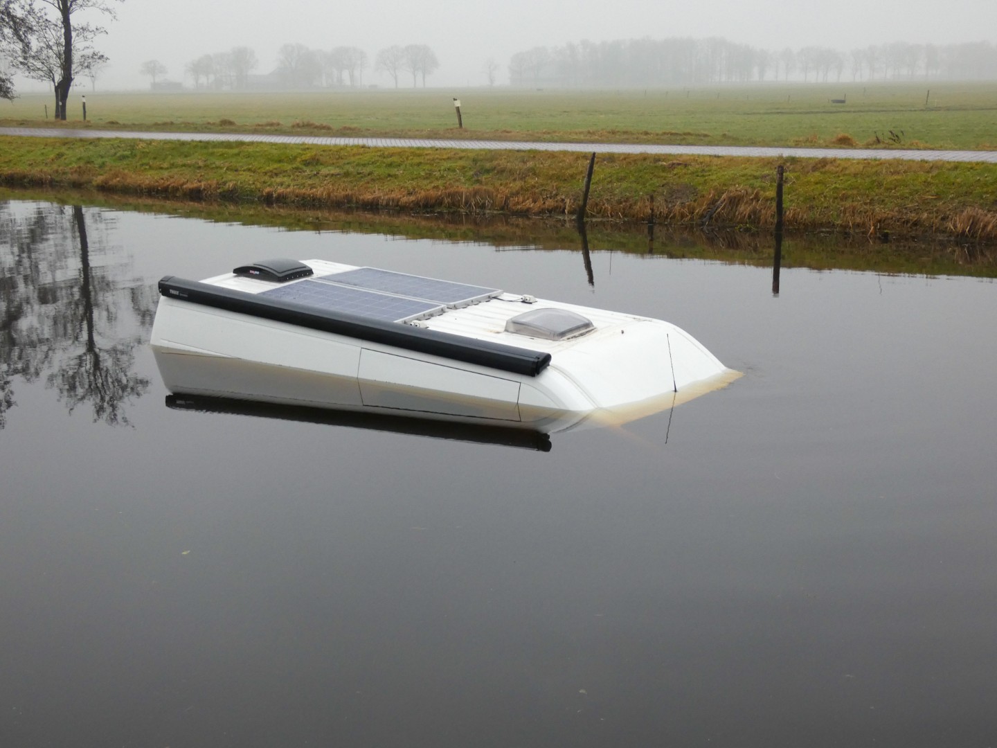 Camper belandt in water, bestuurder naar ziekenhuis