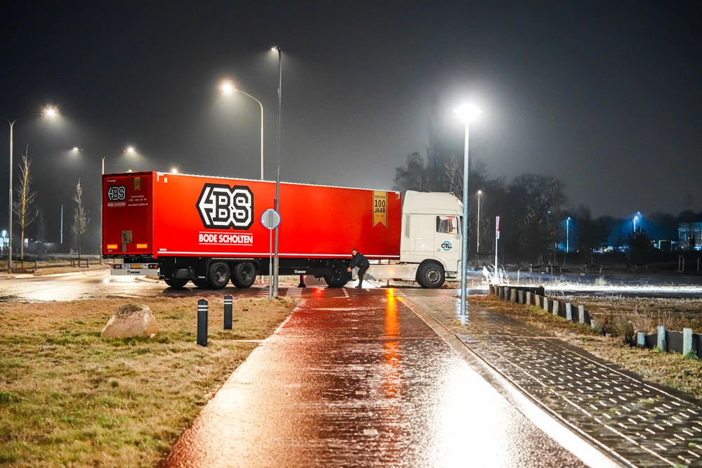 Meerdere vrachtwagens in problemen door gladheid