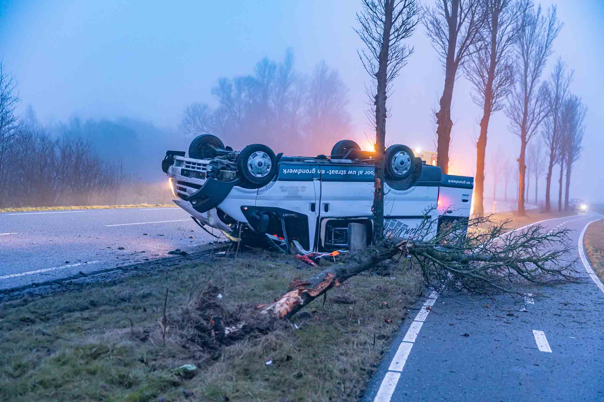 Bestuurder rijdt boom omver en slaat over de kop