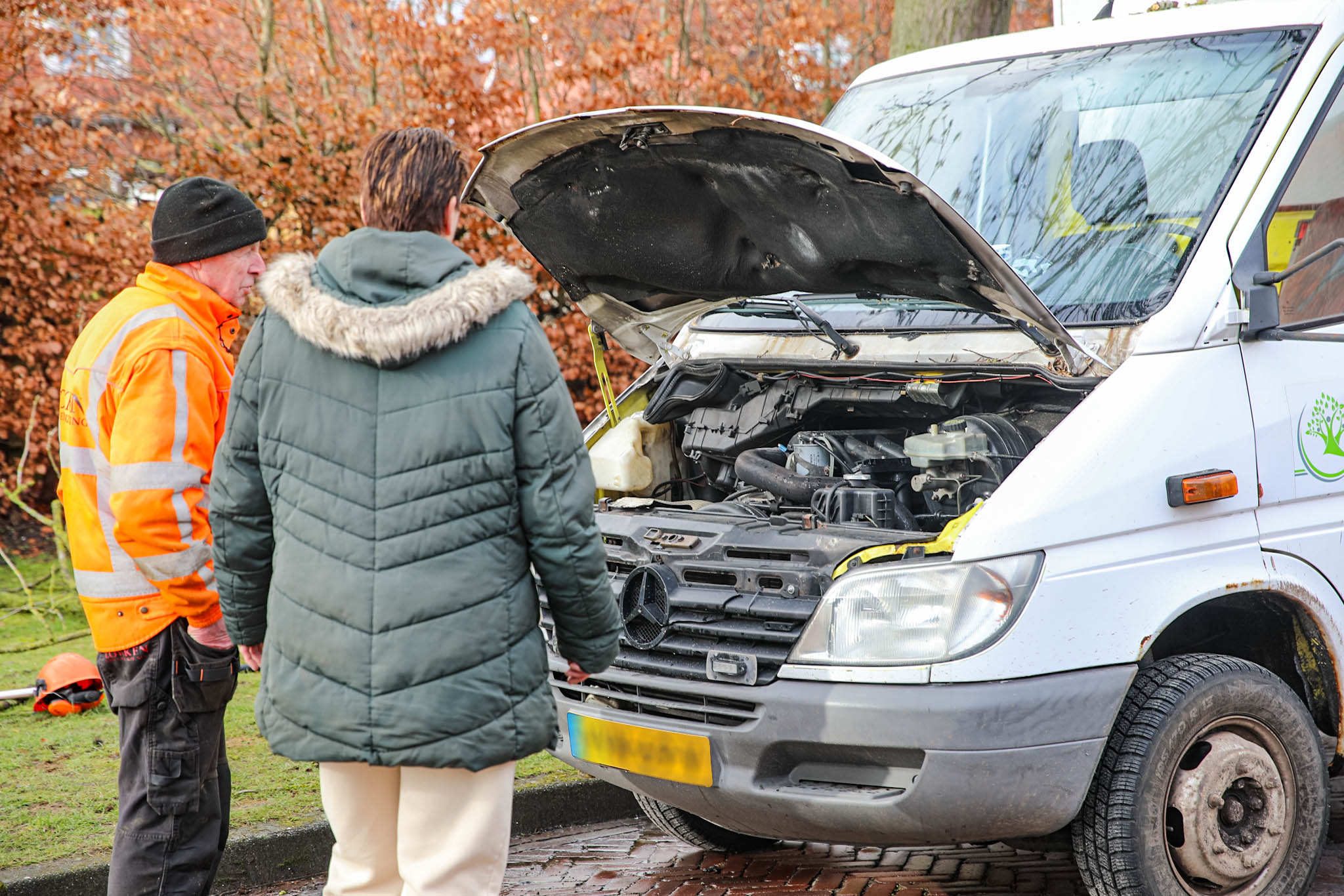 Hoogwerker vliegt in brand tijdens werkzaamheden