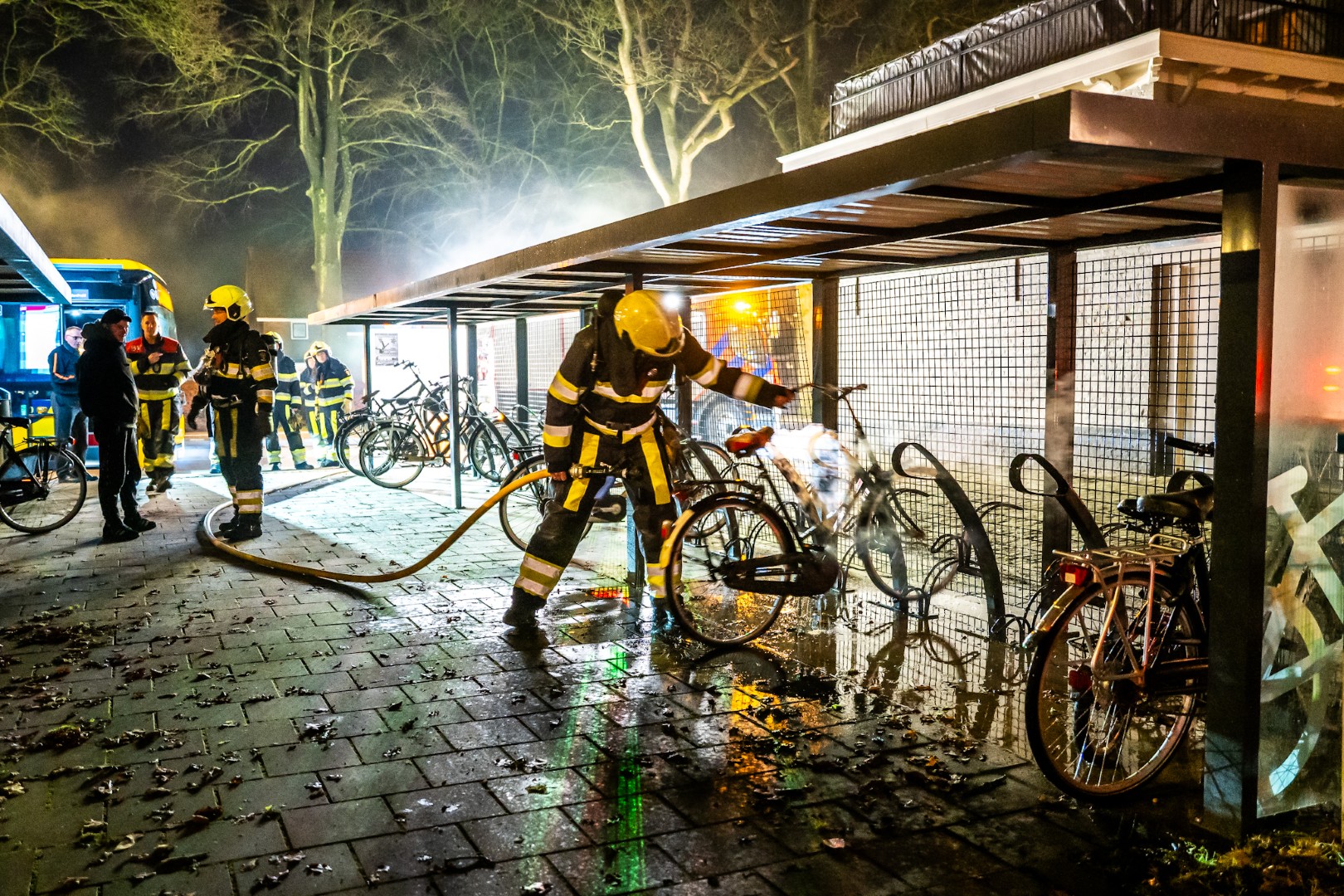 Brand in fietsenstalling bij busstation, fiets vermoedelijk aangestoken