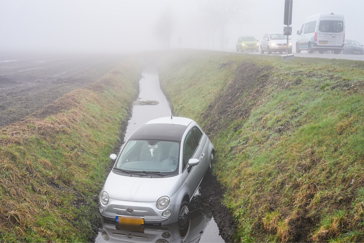 Voertuig raakt van weg en eindigt in sloot