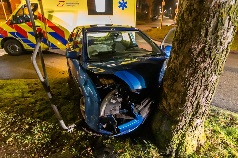 Auto botst tegen boom, bestuurder gewond