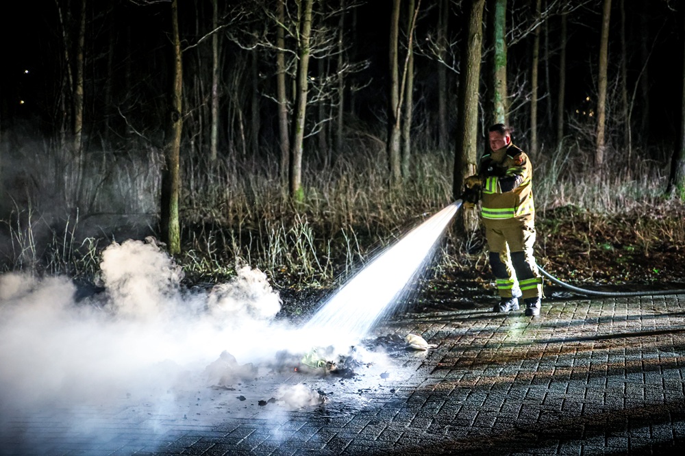 Brandweer komt in actie voor brandend afval