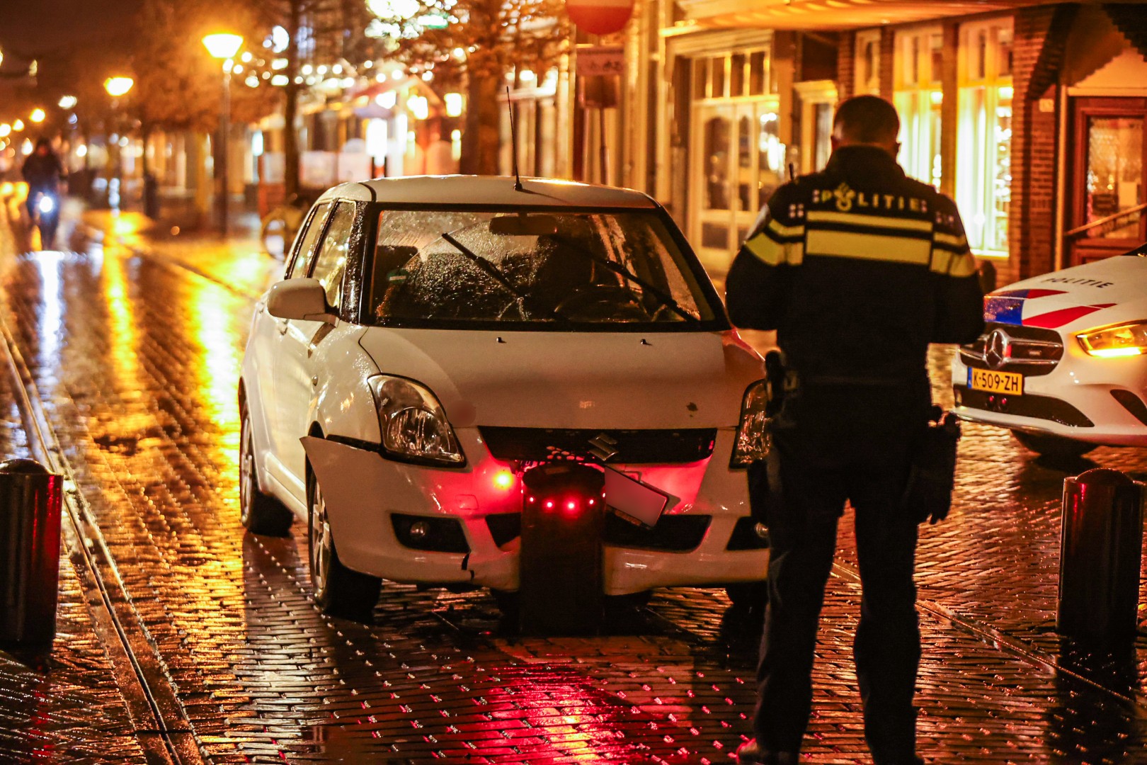 Automobiliste botst tegen poller en raakt gewond