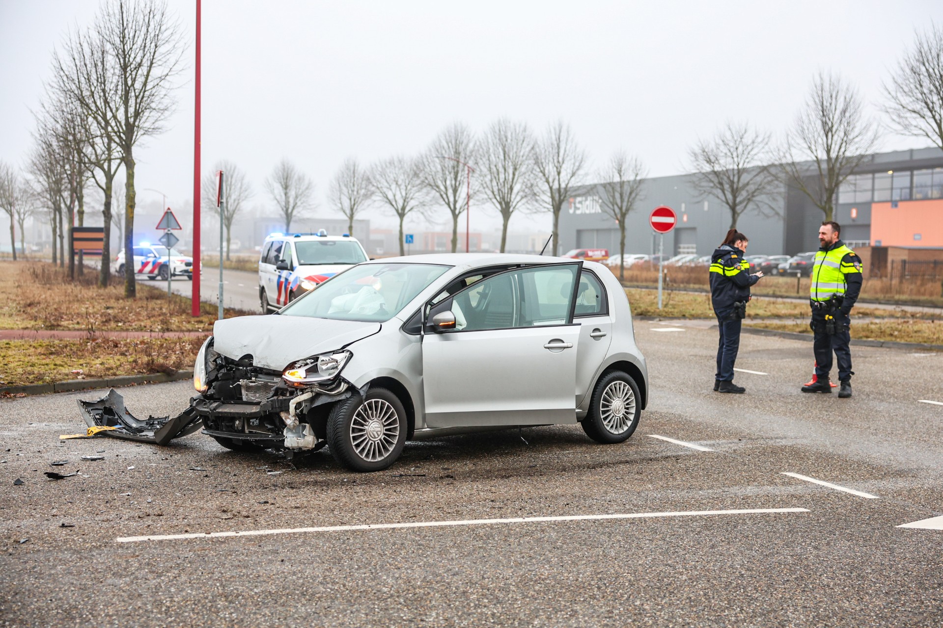 Forse schade bij botsing tussen bestelbus en personenauto