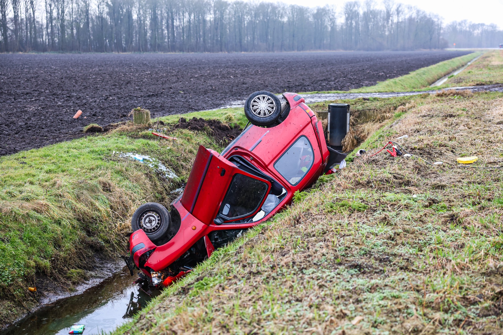 Auto zwaar beschadigd na crash, bestuurder naar ziekenhuis