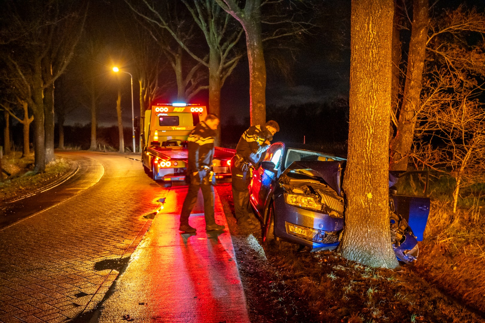 Auto raakt van weg en botst tegen boom